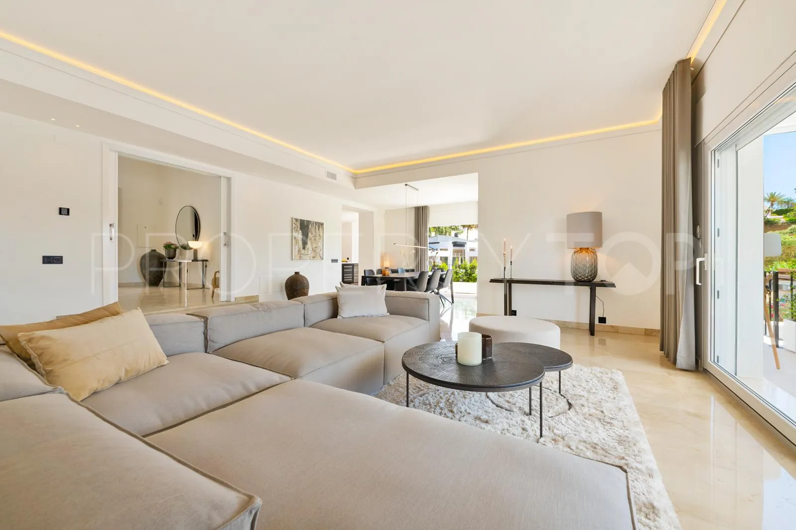 6 bedrooms Nueva Andalucia villa for sale