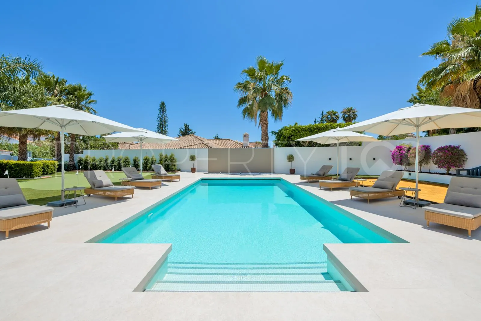 6 bedrooms Nueva Andalucia villa for sale