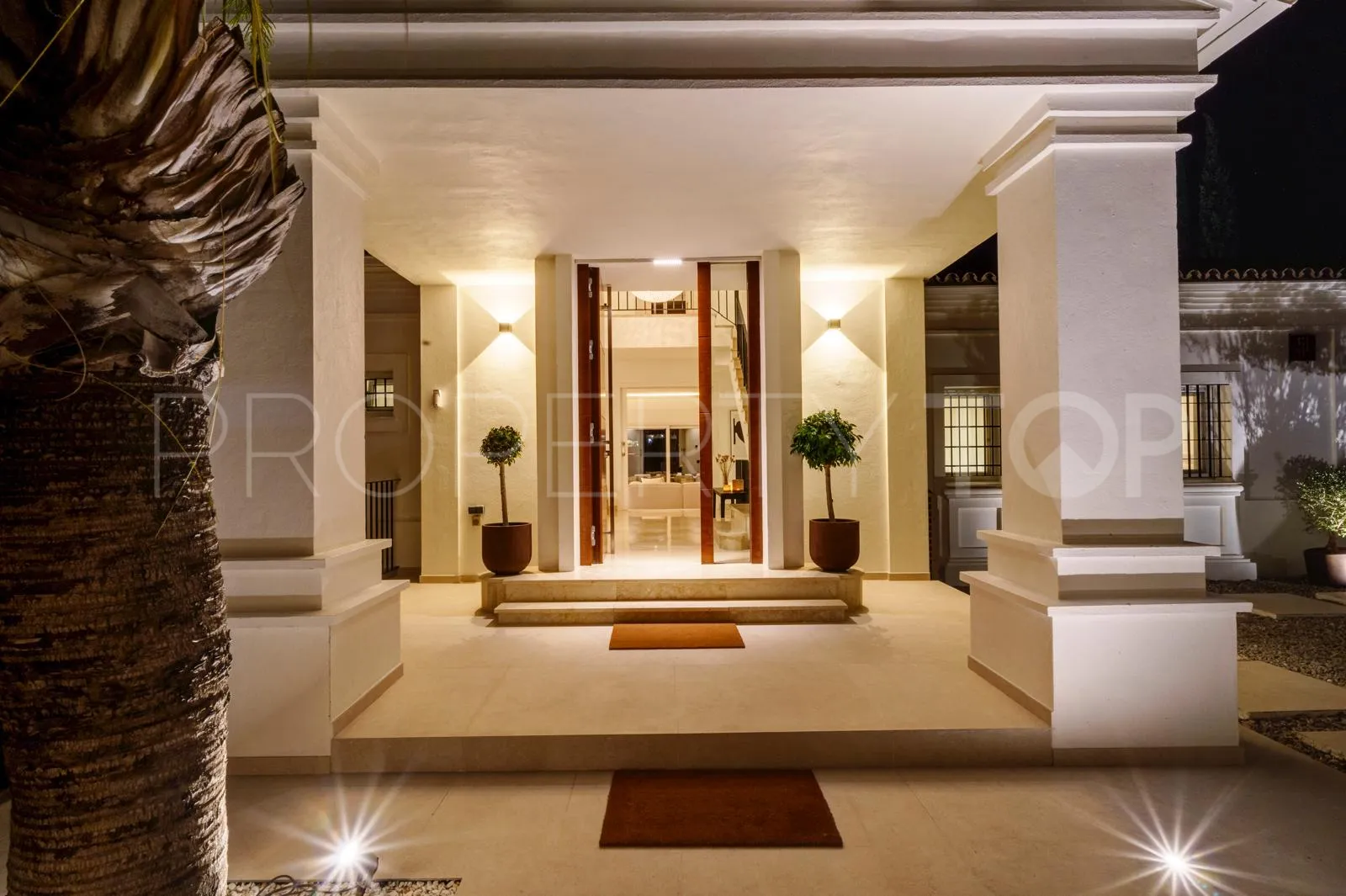 6 bedrooms Nueva Andalucia villa for sale