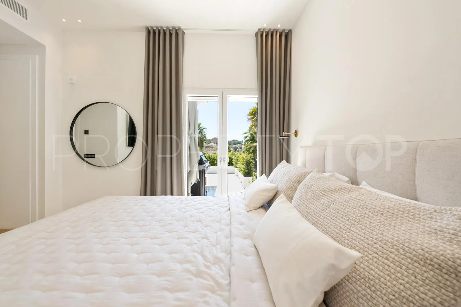 6 bedrooms Nueva Andalucia villa for sale