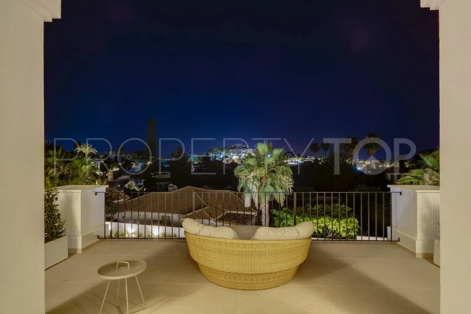 6 bedrooms Nueva Andalucia villa for sale