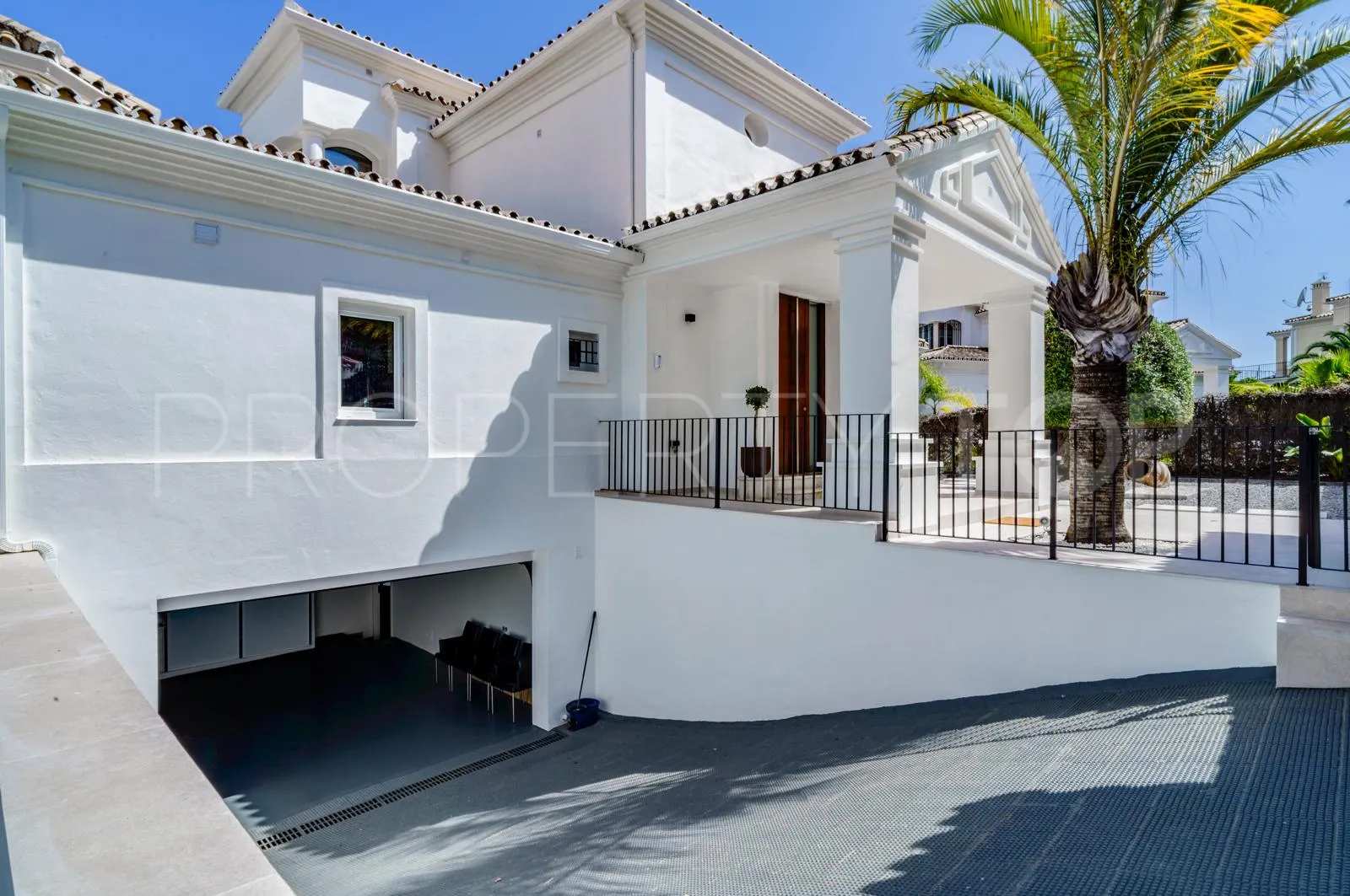 6 bedrooms Nueva Andalucia villa for sale