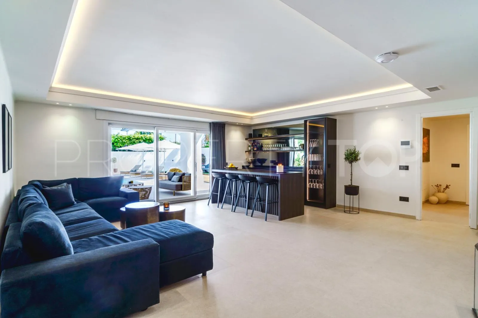 6 bedrooms Nueva Andalucia villa for sale