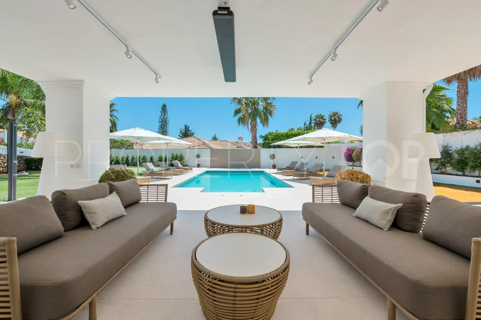 6 bedrooms Nueva Andalucia villa for sale
