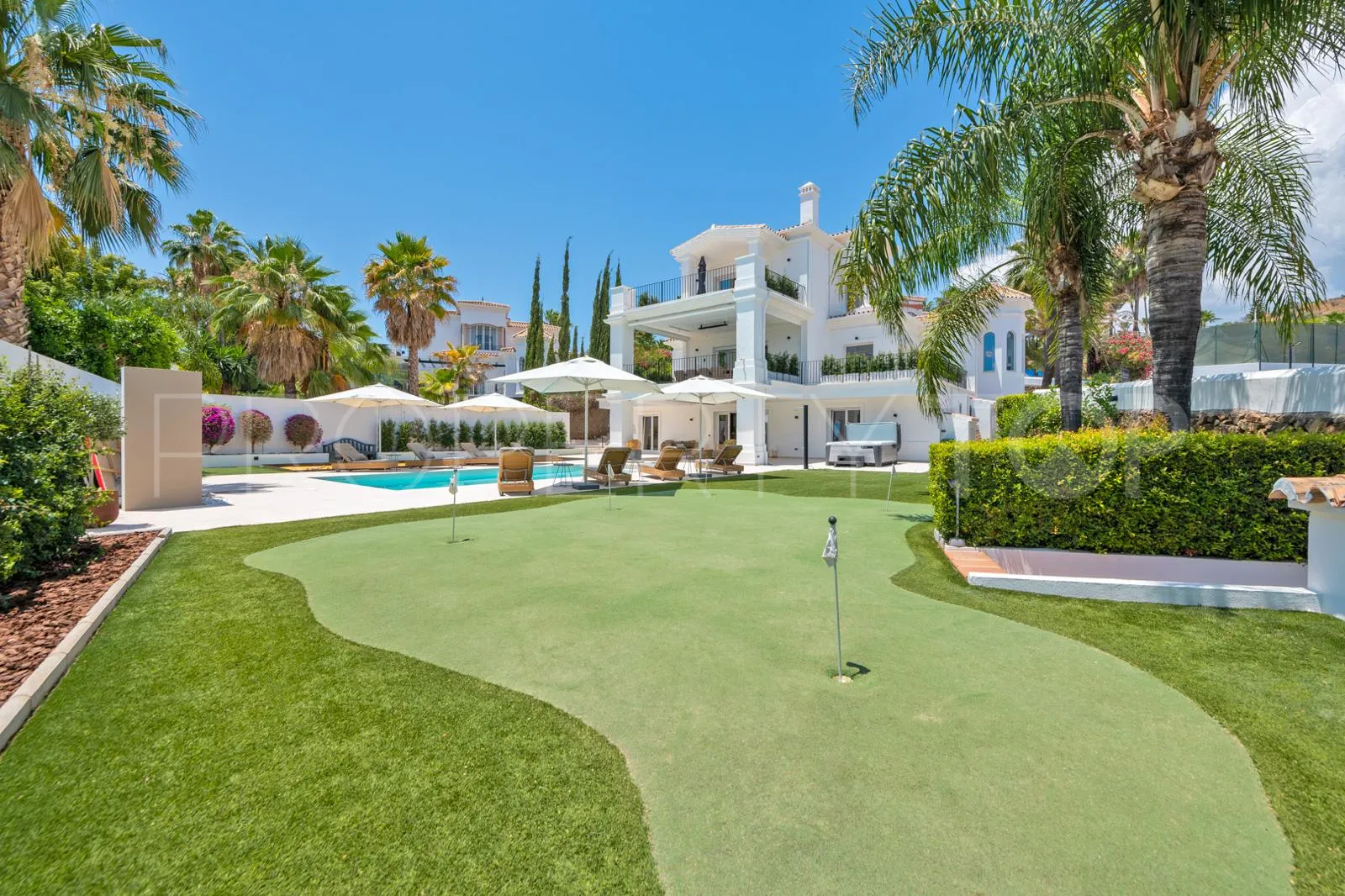 6 bedrooms Nueva Andalucia villa for sale