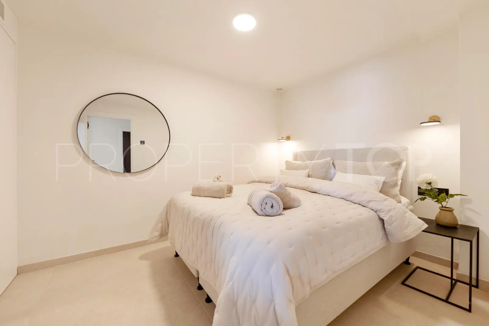 6 bedrooms Nueva Andalucia villa for sale