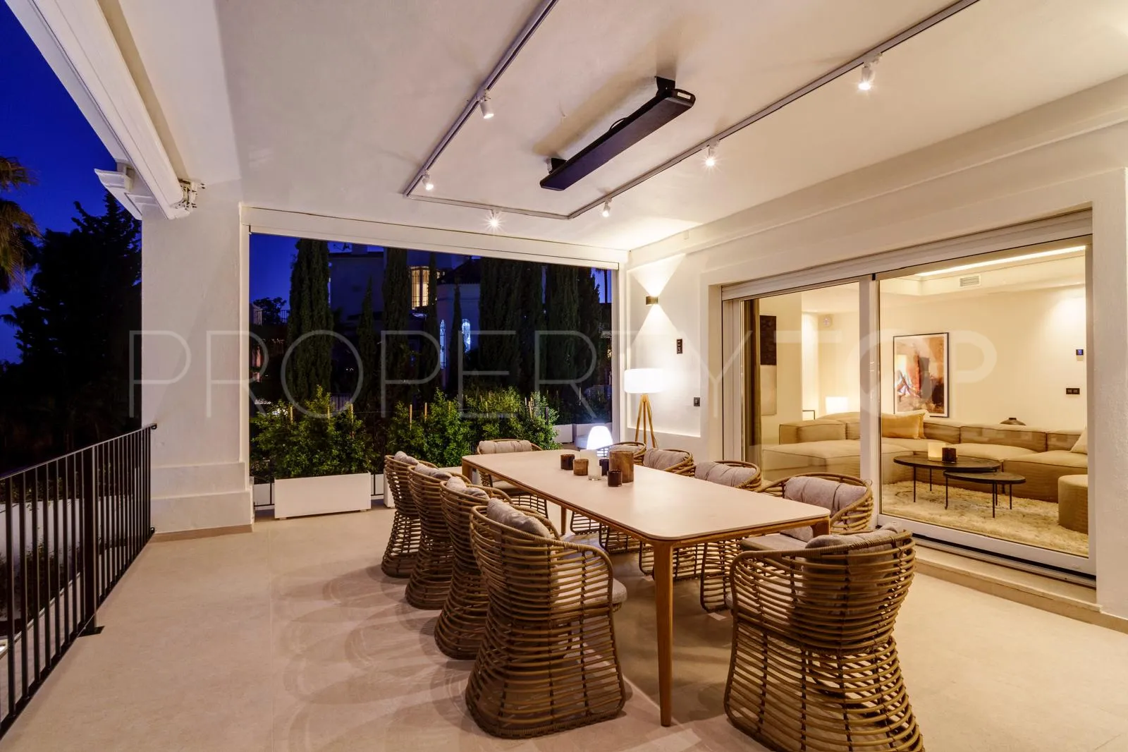6 bedrooms Nueva Andalucia villa for sale