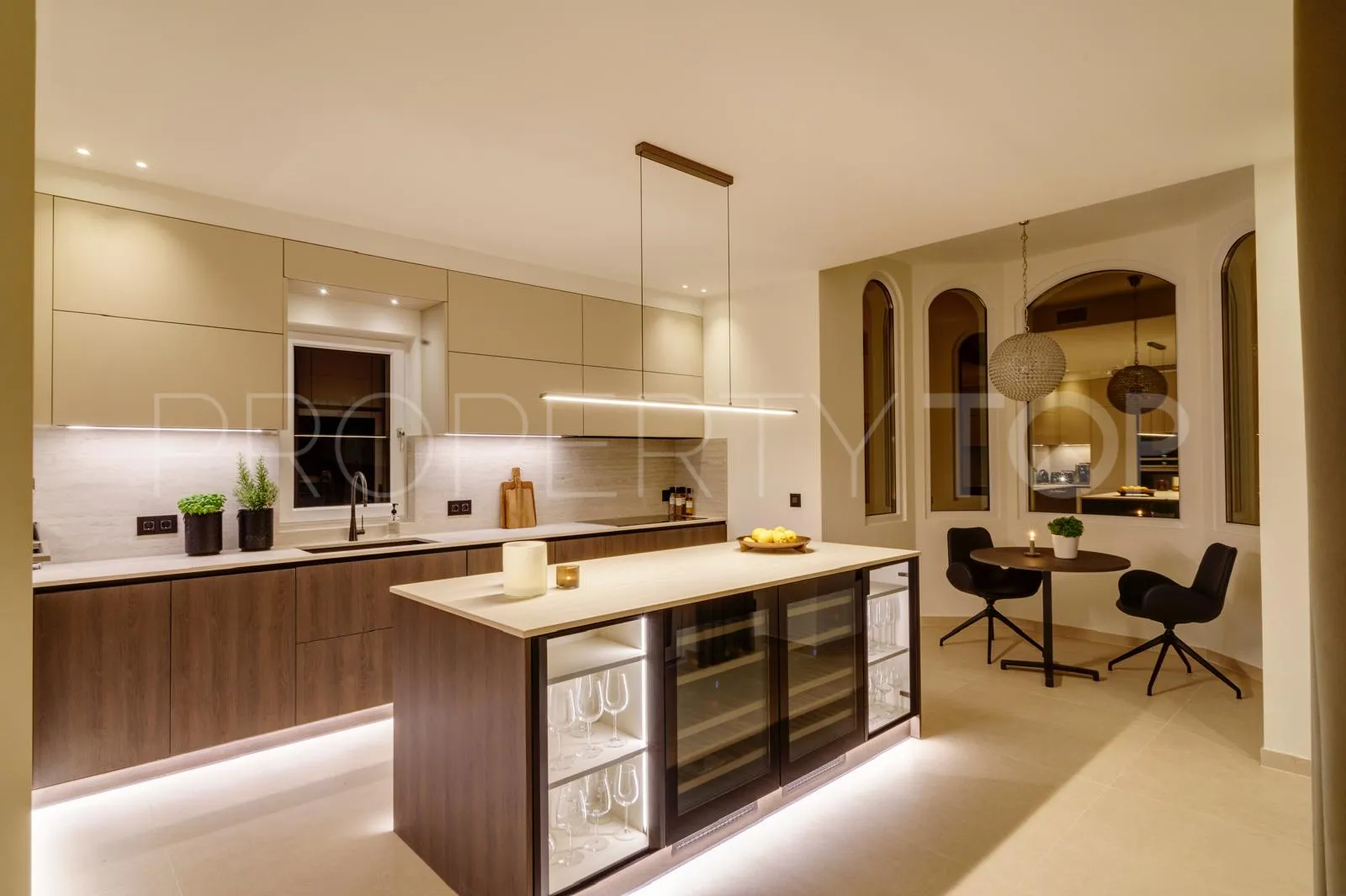 6 bedrooms Nueva Andalucia villa for sale