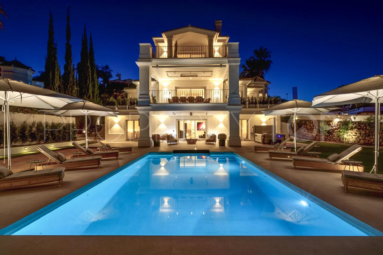 6 bedrooms Nueva Andalucia villa for sale