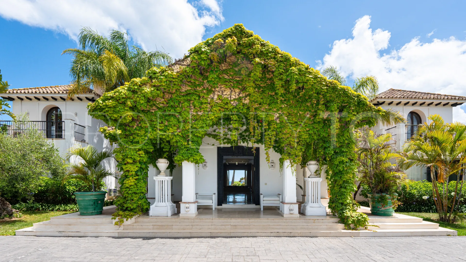 Benamara 8 bedrooms villa for sale
