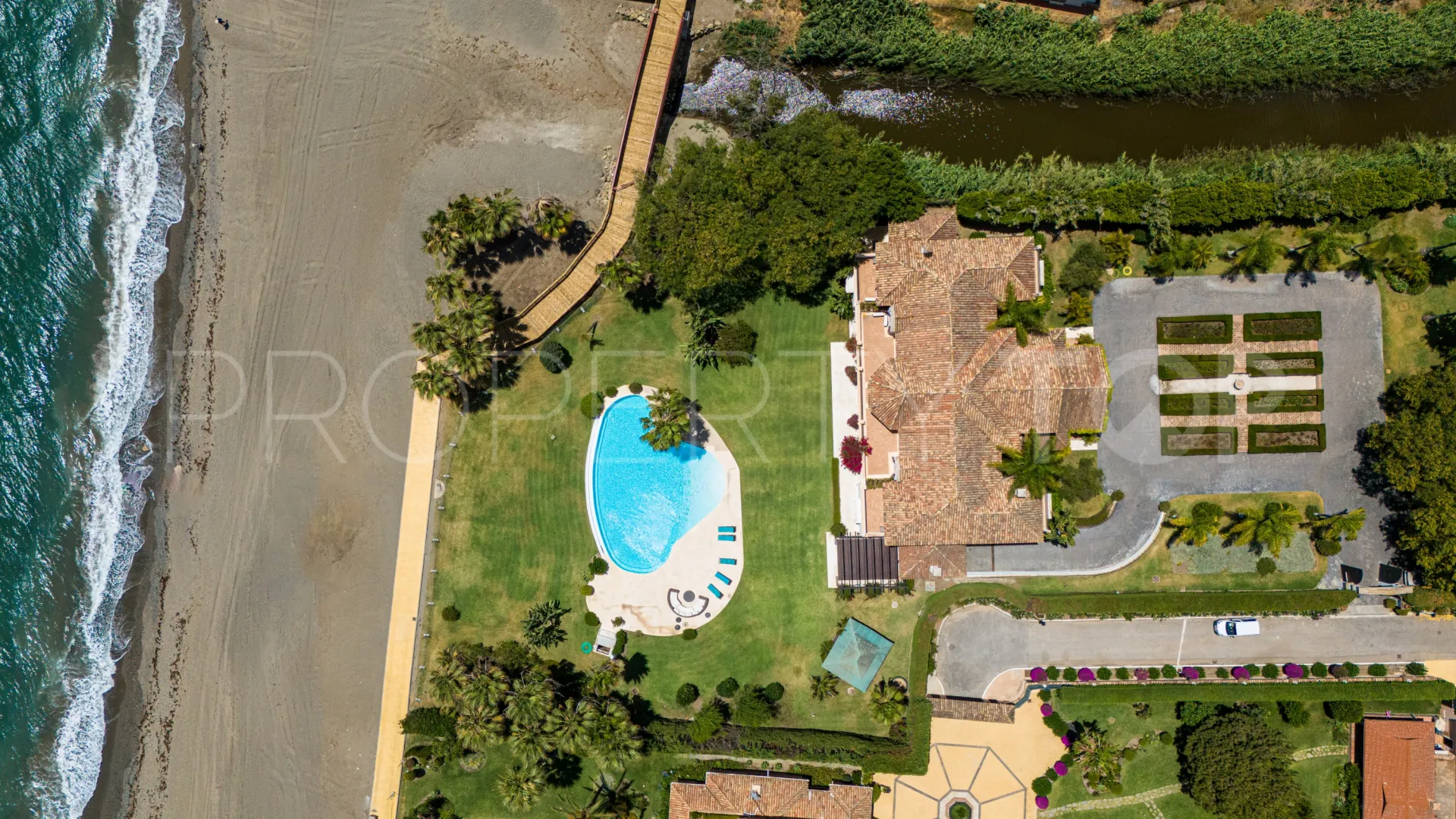 Benamara 8 bedrooms villa for sale
