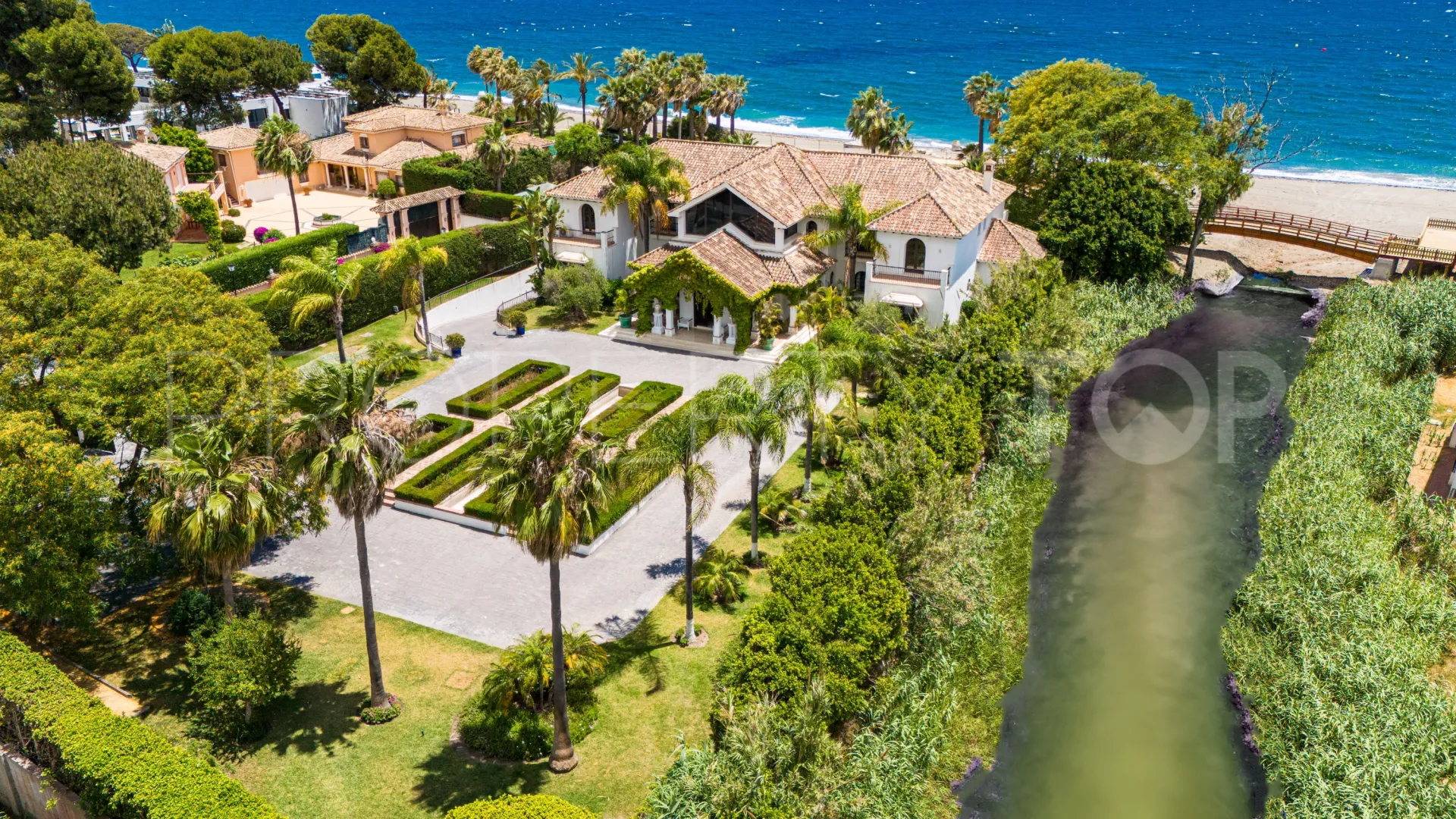 Benamara 8 bedrooms villa for sale