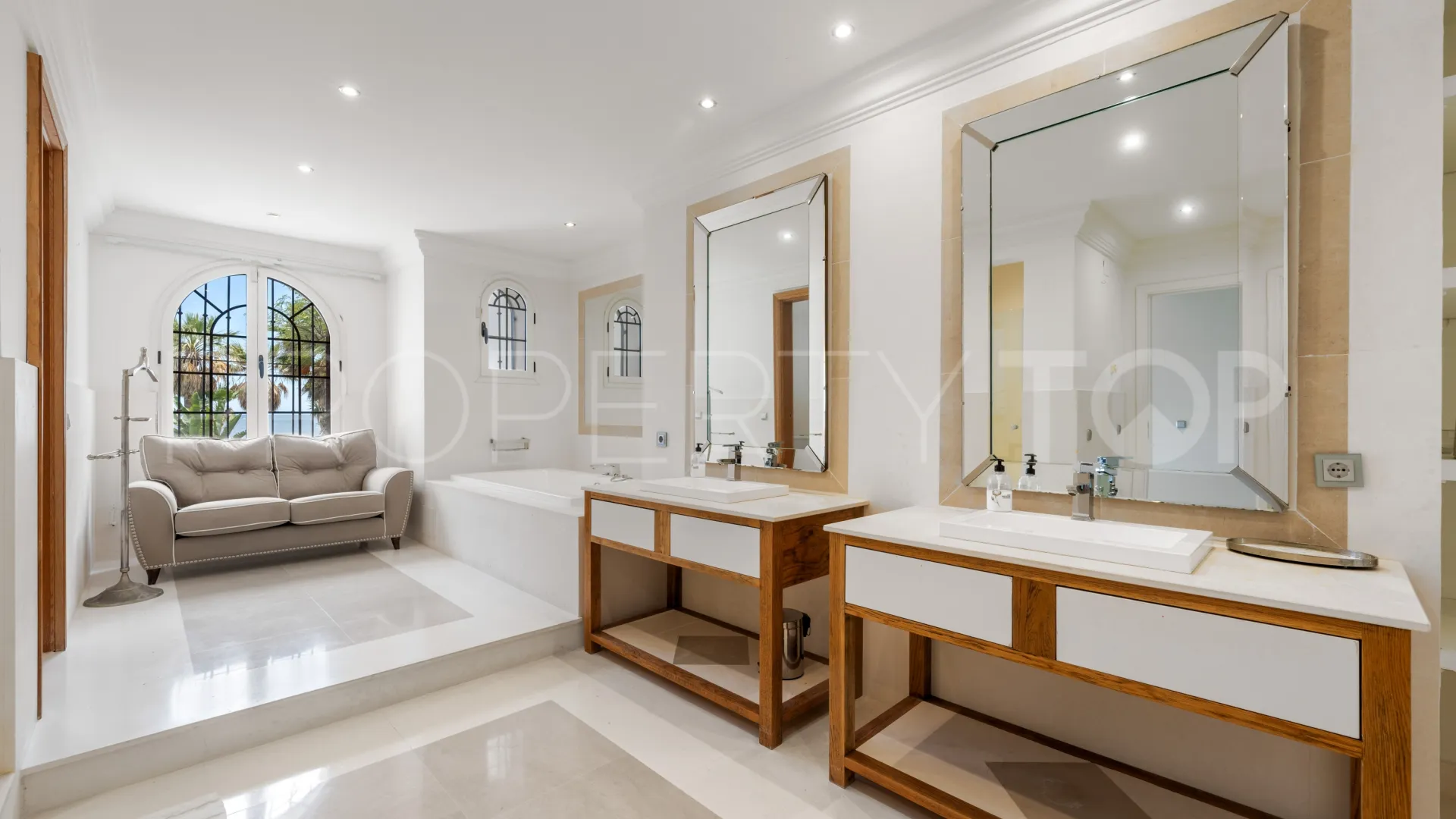 Benamara 8 bedrooms villa for sale