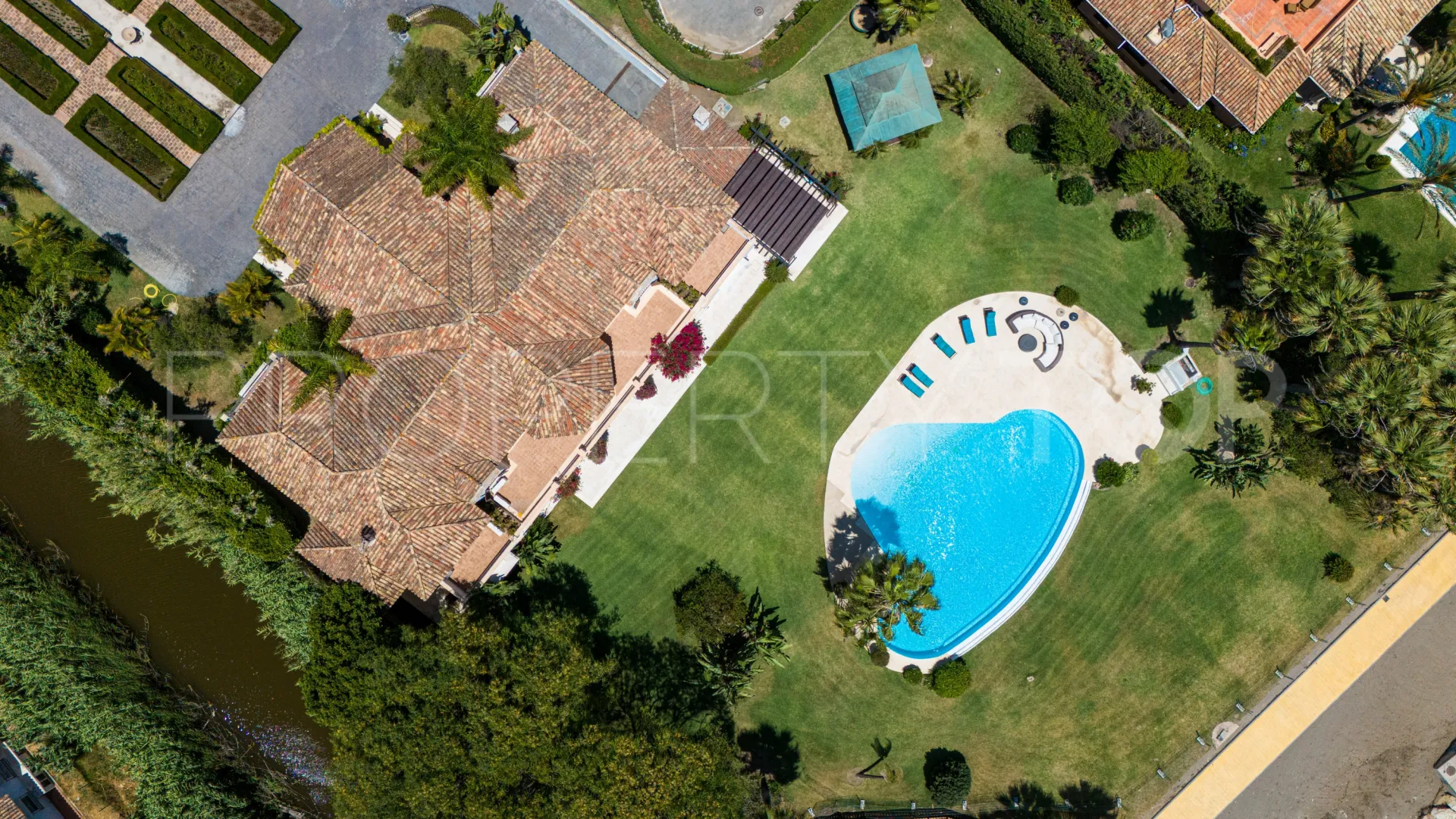 Benamara 8 bedrooms villa for sale