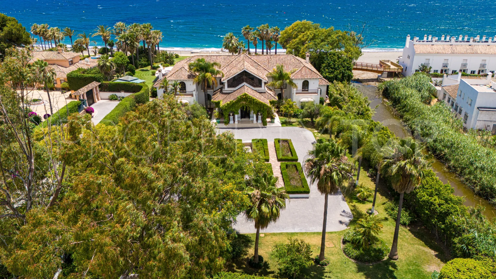 Benamara 8 bedrooms villa for sale