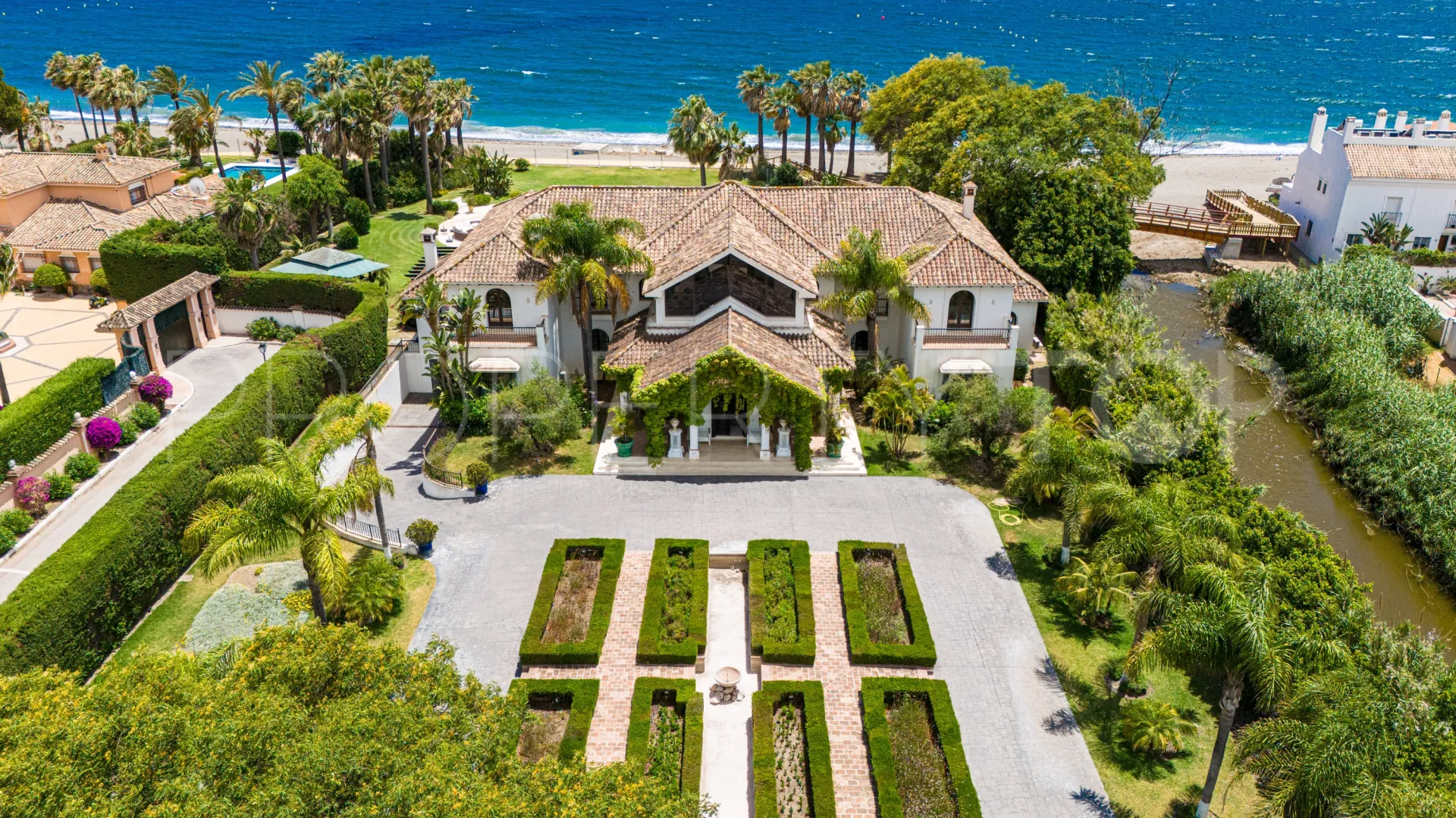 Benamara 8 bedrooms villa for sale