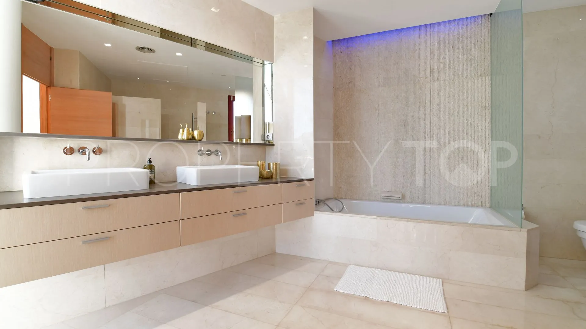 For sale 7 bedrooms villa in Los Naranjos