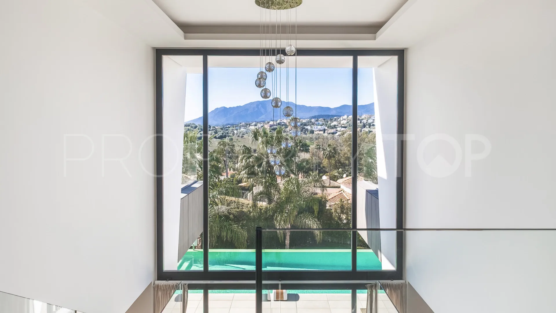 Villa in El Paraiso for sale