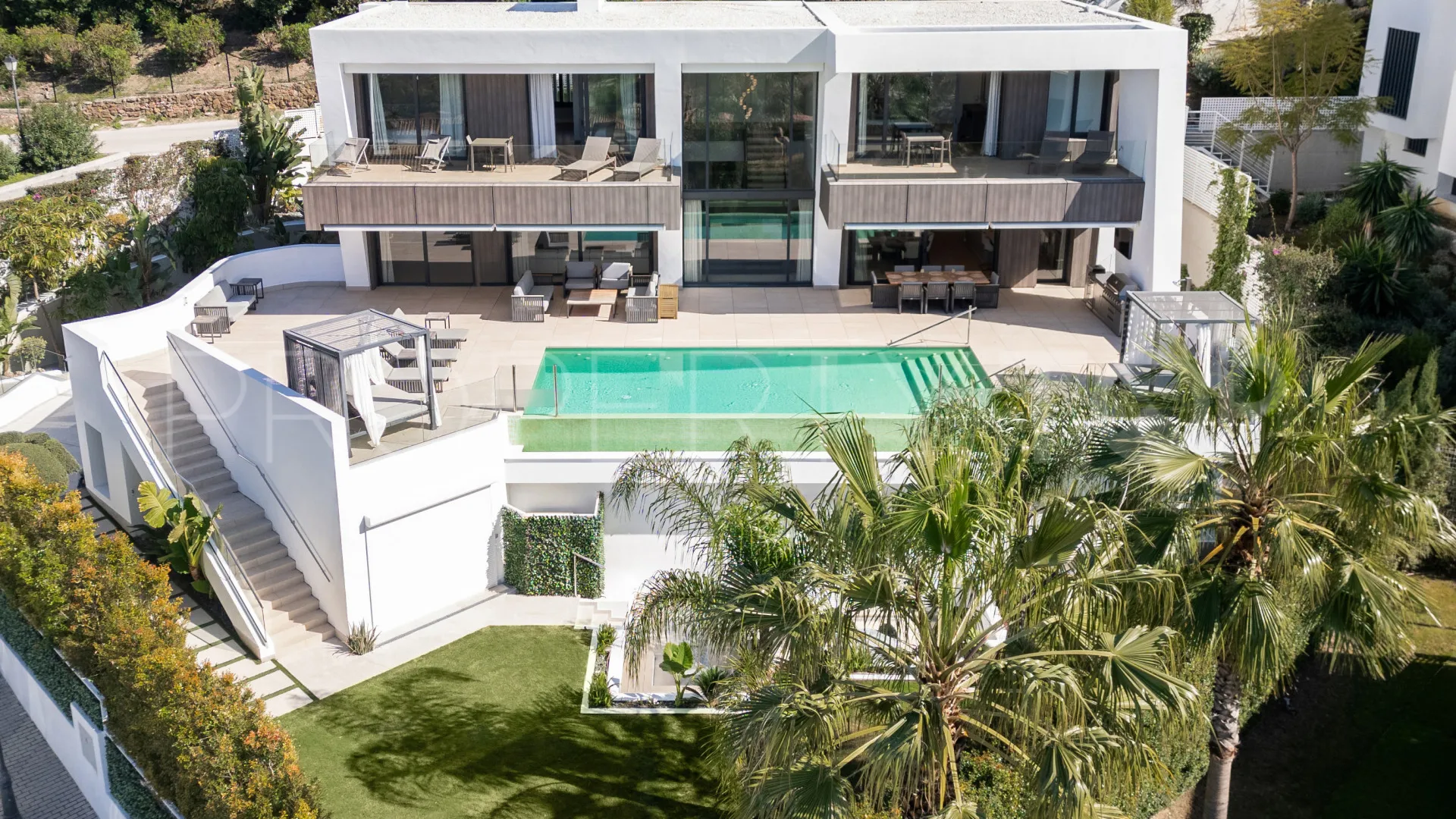 Villa in El Paraiso for sale