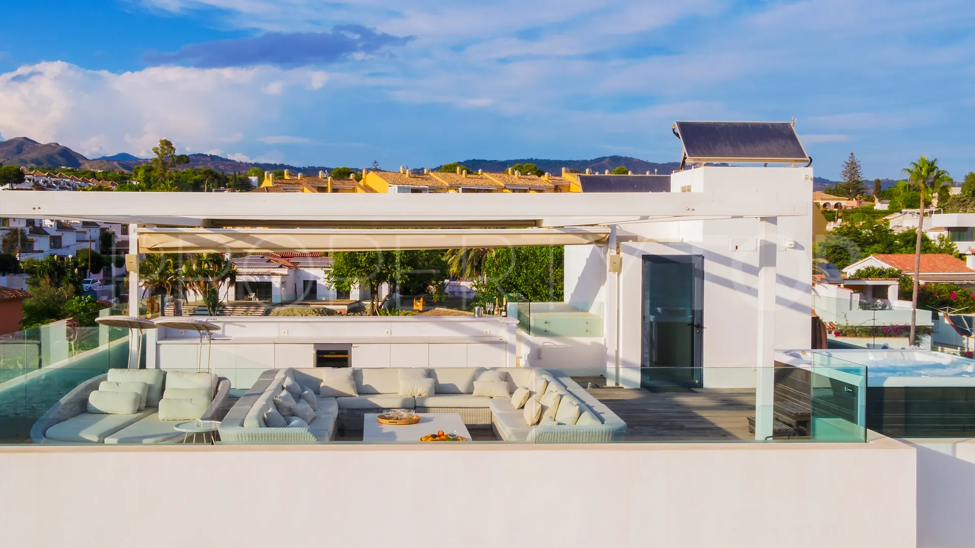 Se vende villa de 6 dormitorios en Marbella Este