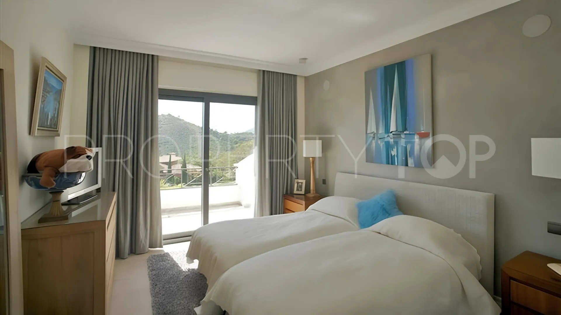 Los Arqueros villa for sale