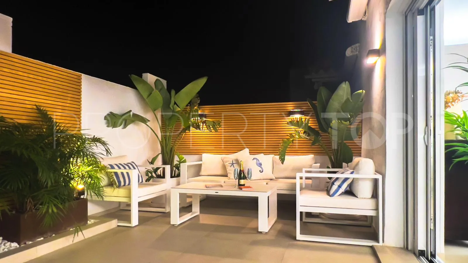 Se vende Ático de 2 dormitorios en Las Cañas Beach