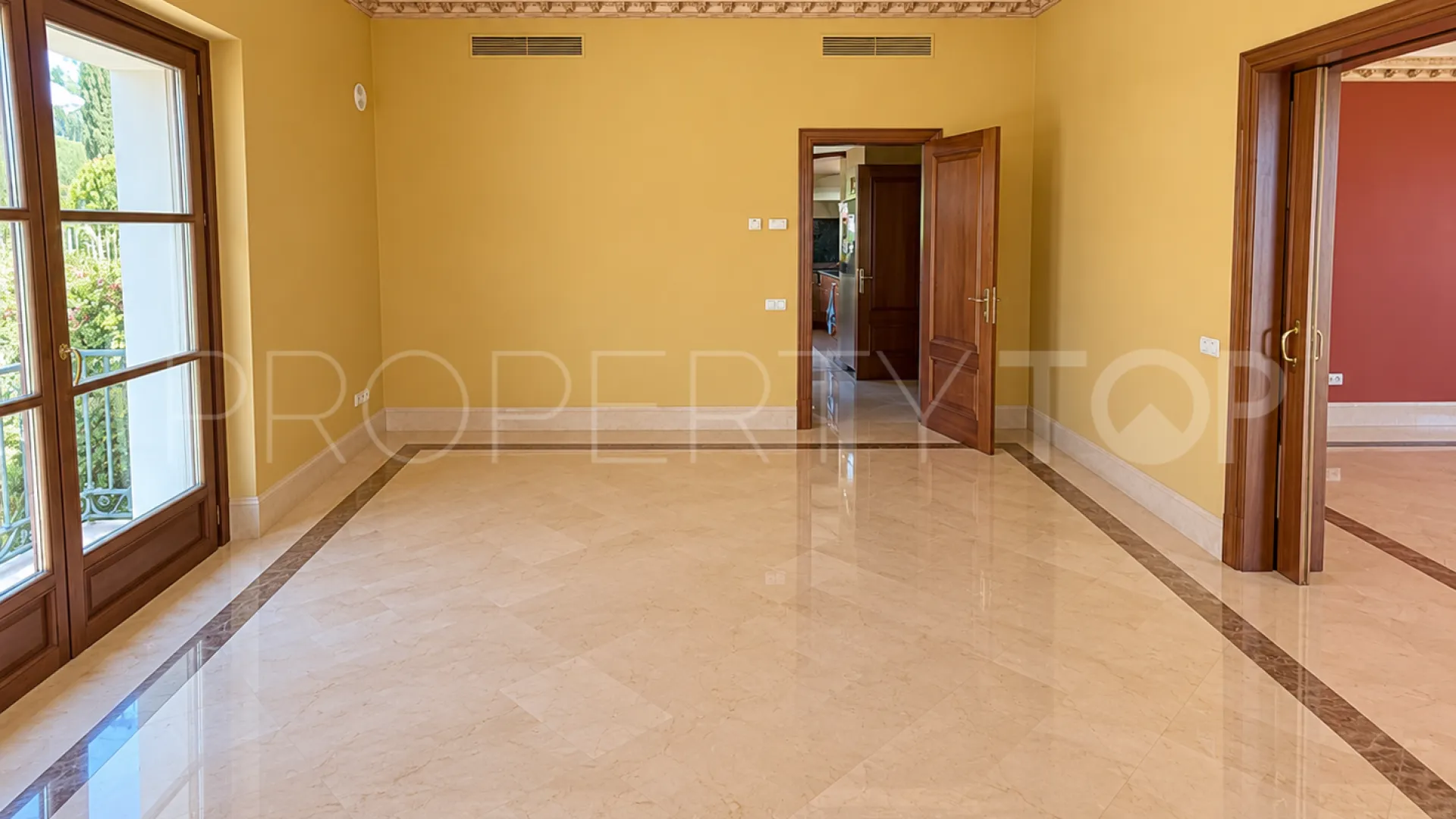 For sale villa with 5 bedrooms in Sierra Blanca