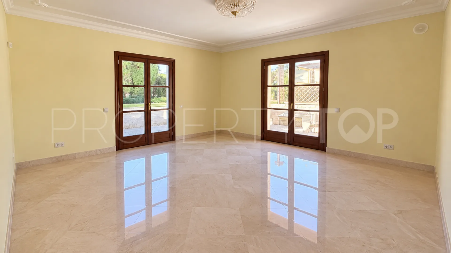 For sale villa with 5 bedrooms in Sierra Blanca