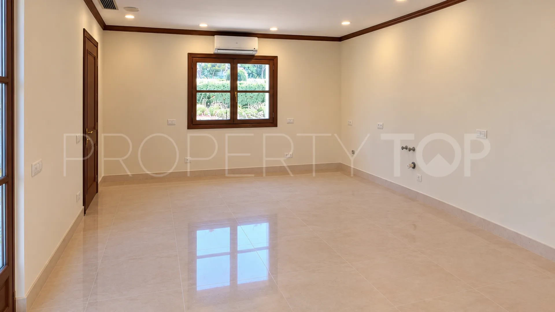 For sale villa with 5 bedrooms in Sierra Blanca
