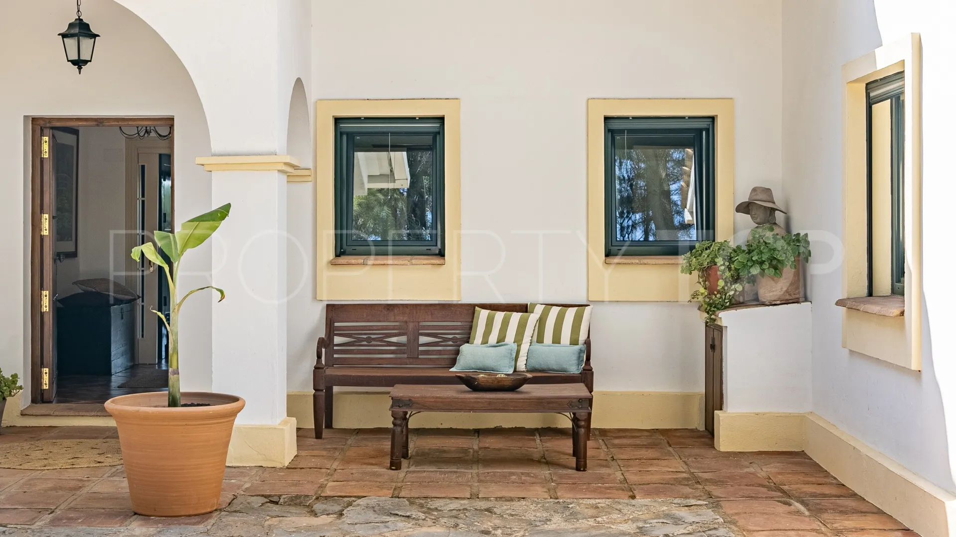 Buy villa in Sotogrande Alto