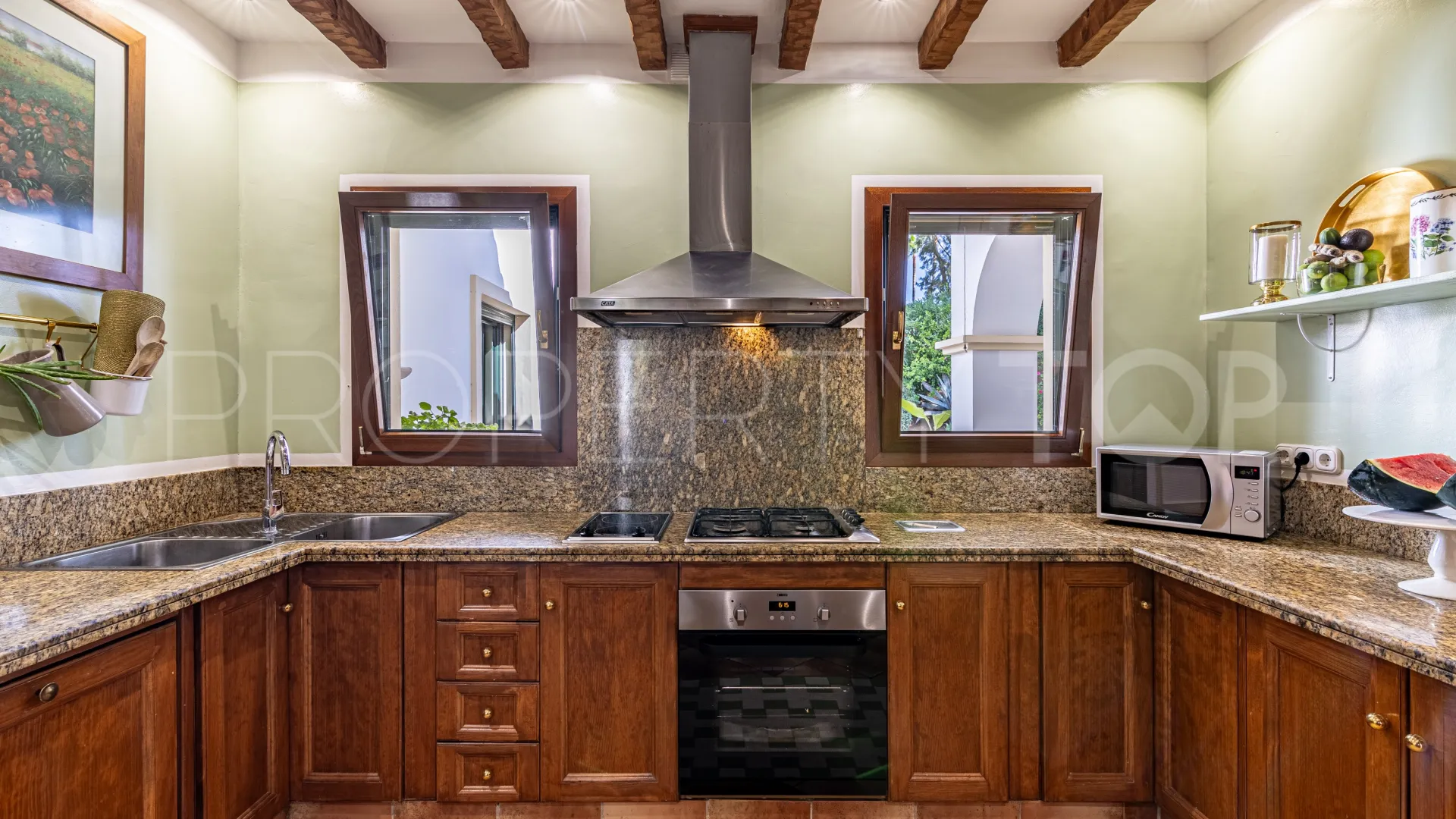 Buy villa in Sotogrande Alto