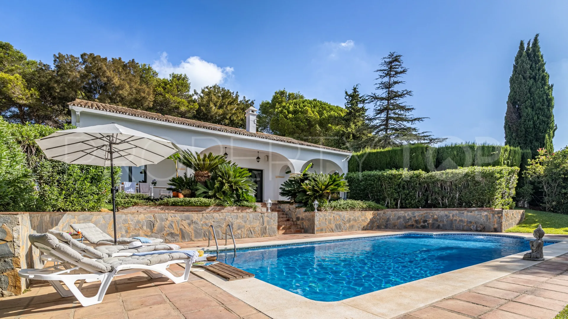 Buy villa in Sotogrande Alto