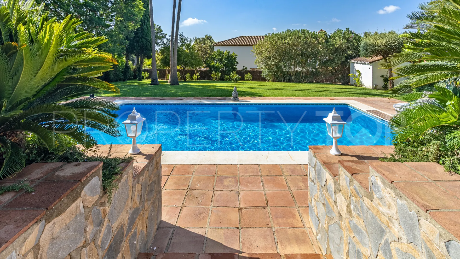 Buy villa in Sotogrande Alto