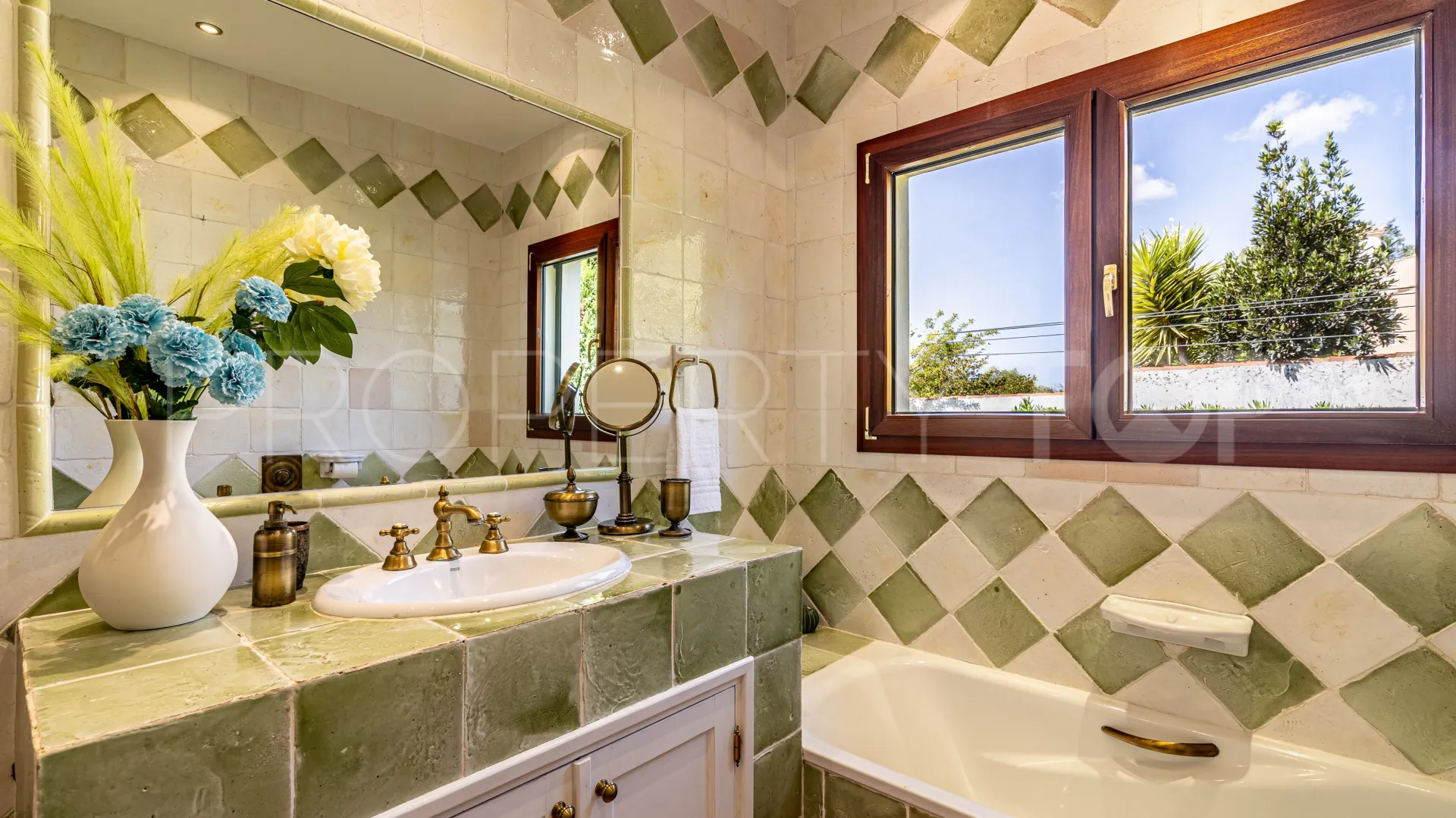 Buy villa in Sotogrande Alto