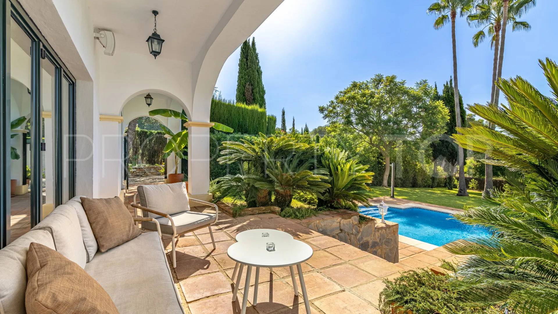 Buy villa in Sotogrande Alto
