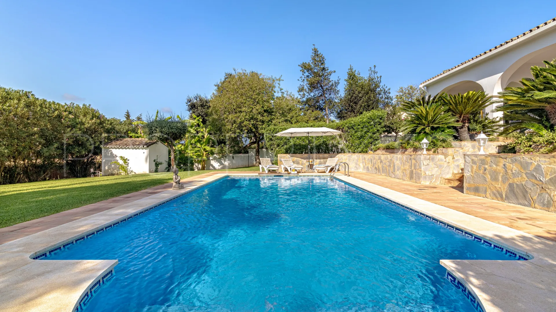 Buy villa in Sotogrande Alto