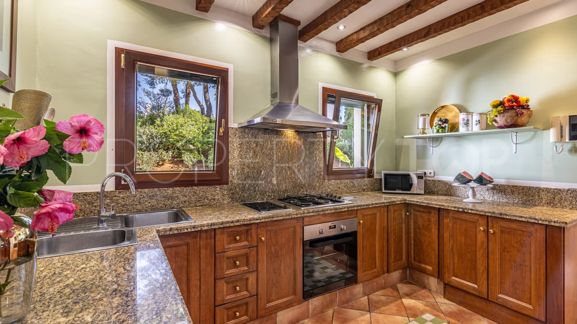 Buy villa in Sotogrande Alto