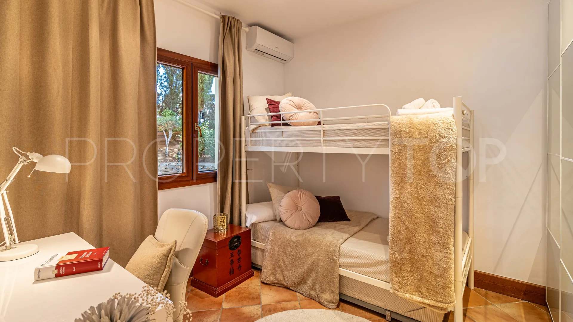 Buy villa in Sotogrande Alto