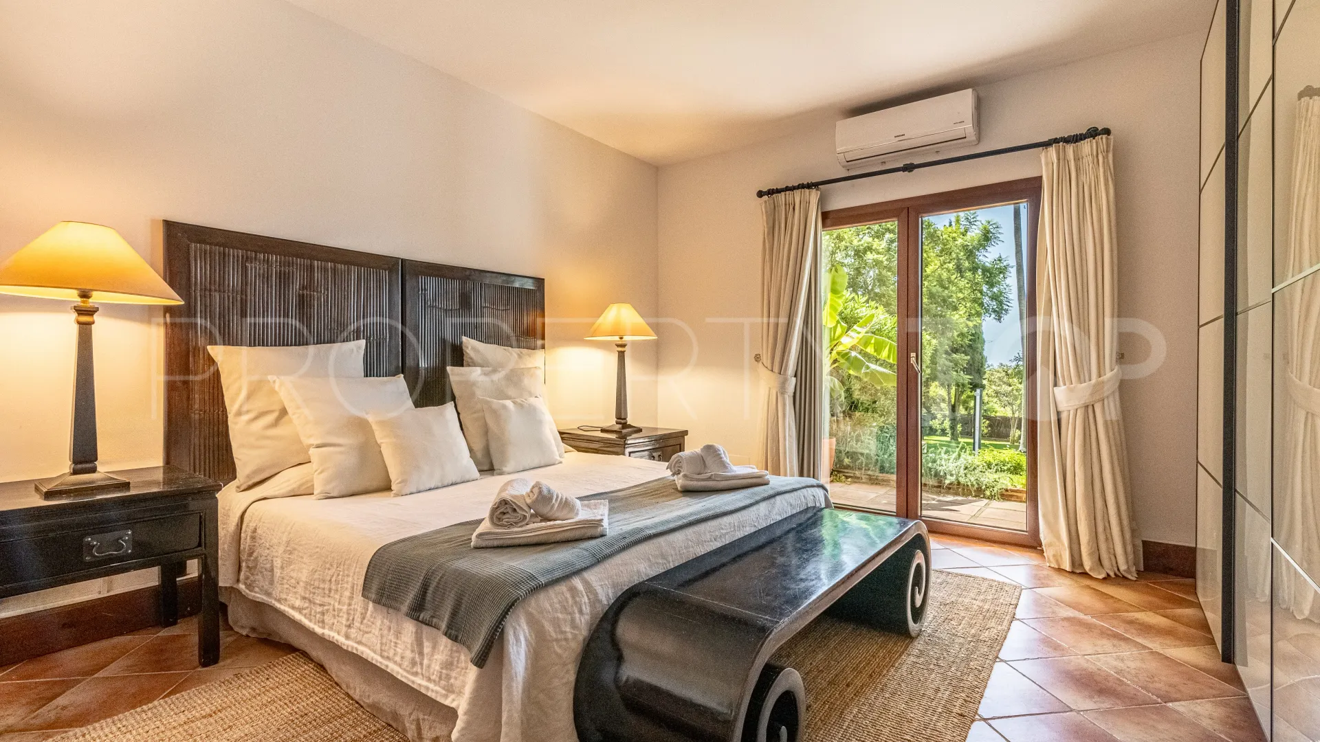 Buy villa in Sotogrande Alto