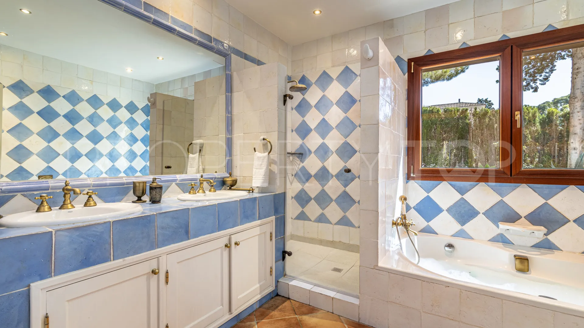 Buy villa in Sotogrande Alto