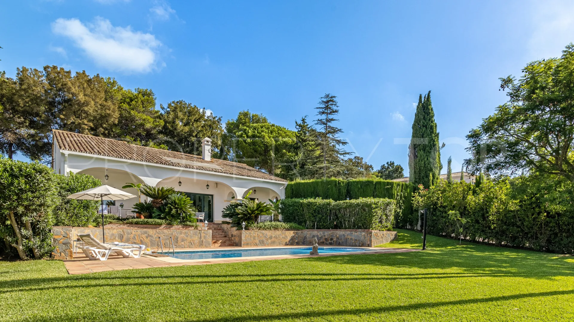 Buy villa in Sotogrande Alto