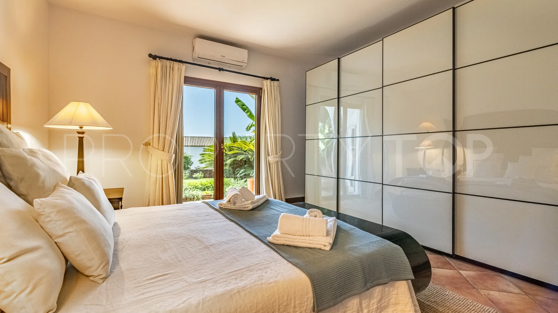Buy villa in Sotogrande Alto
