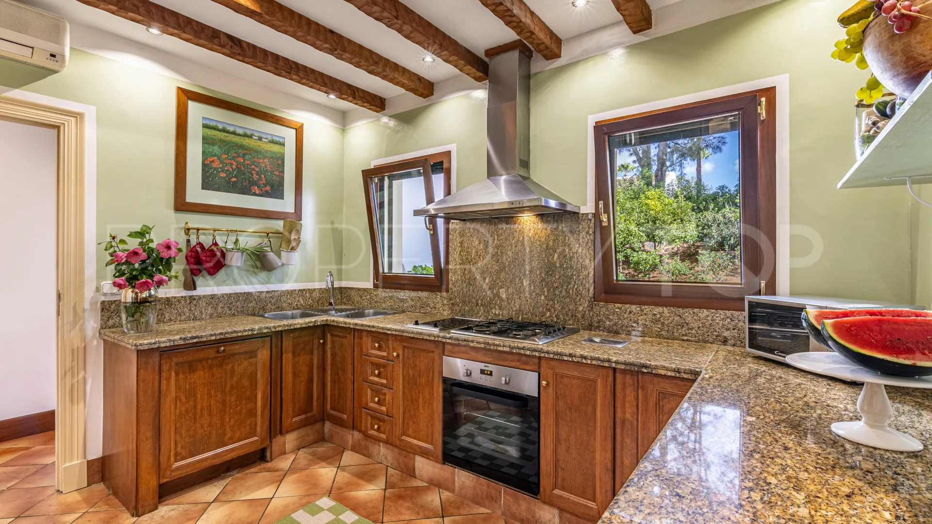 Buy villa in Sotogrande Alto