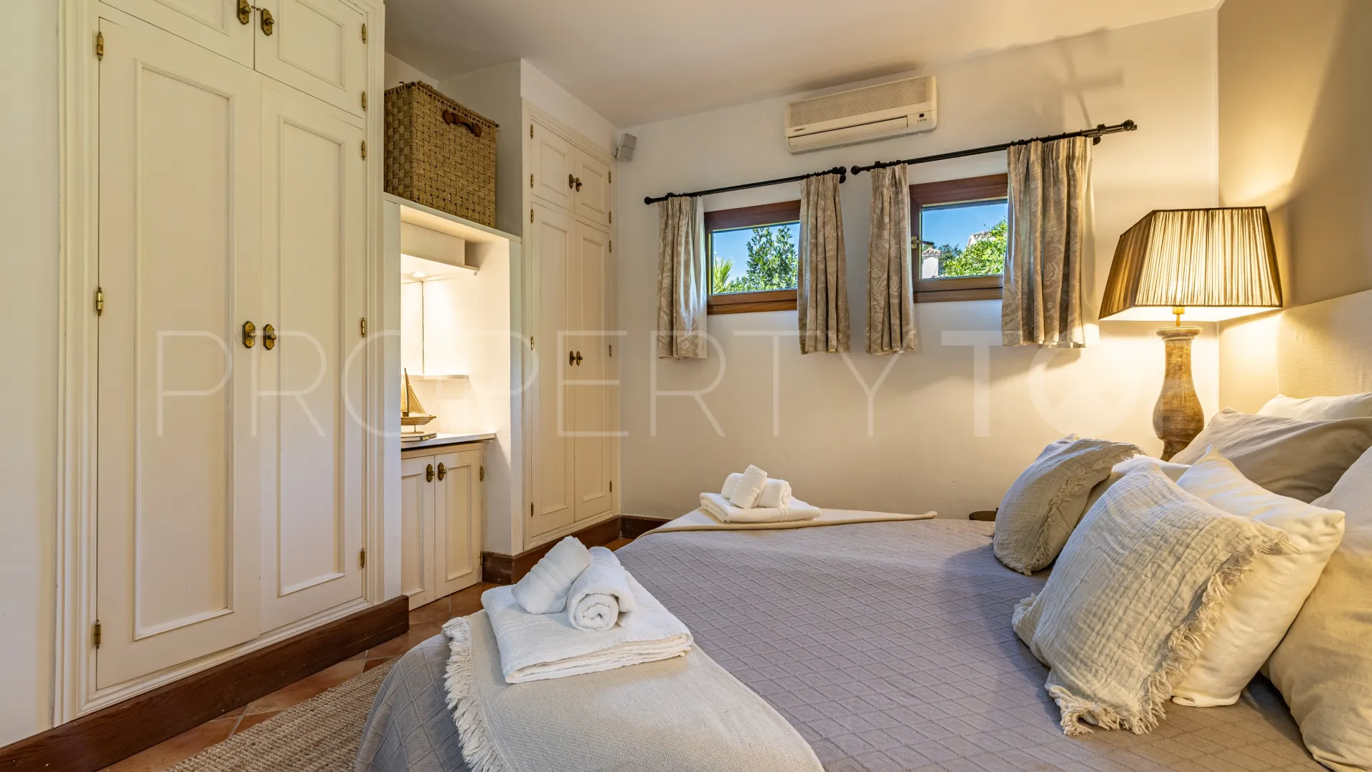 Buy villa in Sotogrande Alto