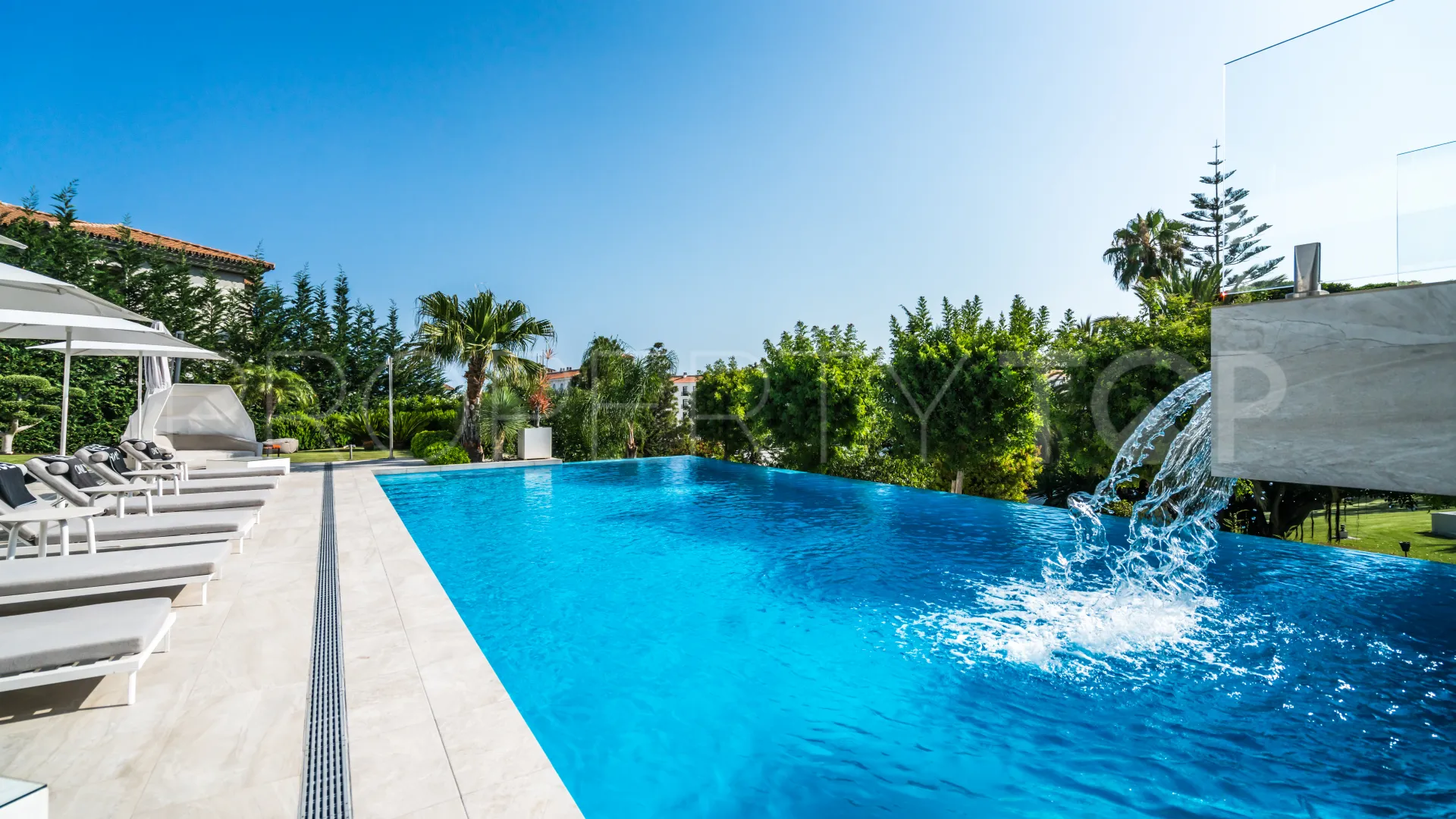 Villa en venta de 9 dormitorios en Nueva Andalucia