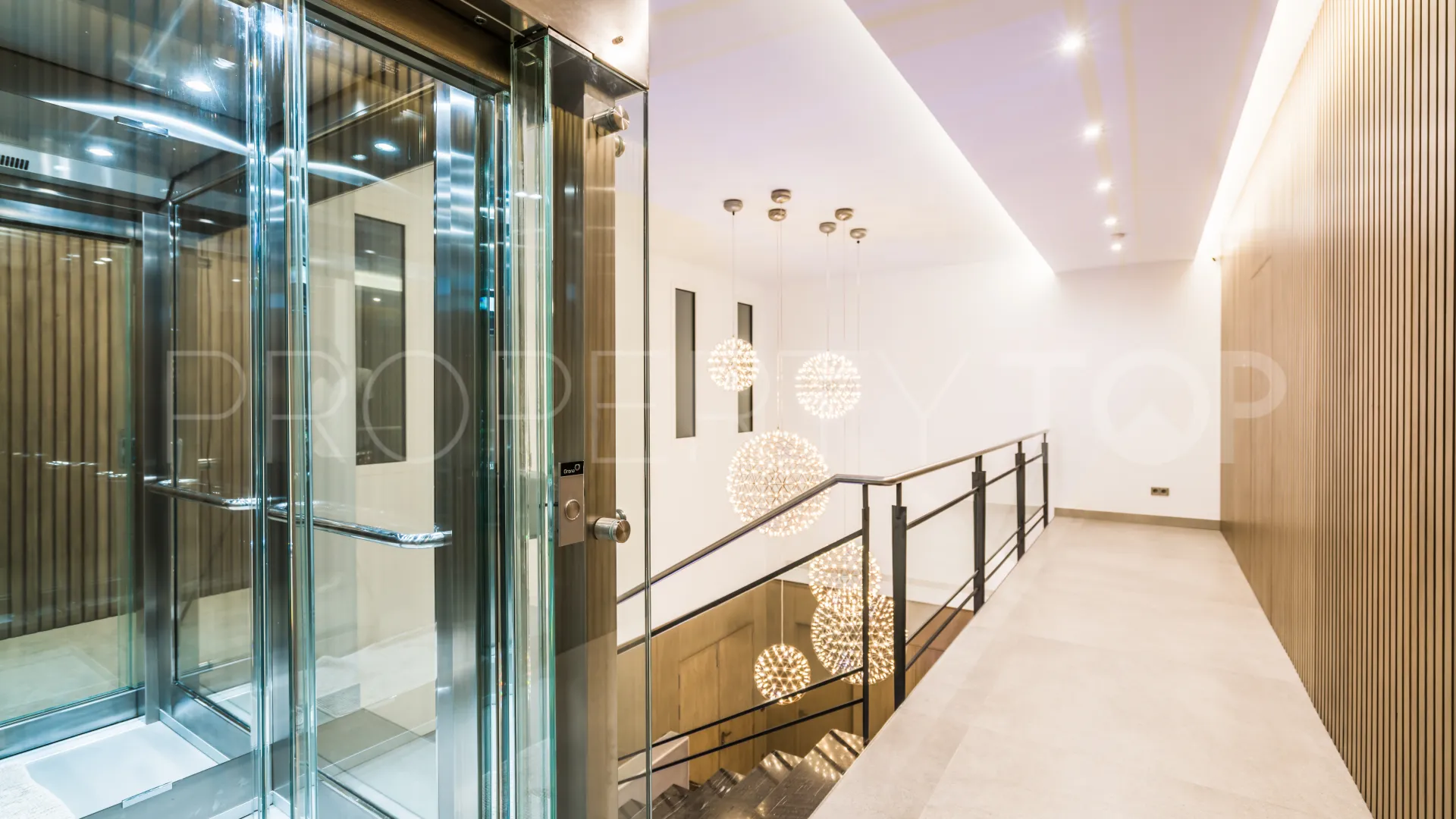 Villa en venta de 9 dormitorios en Nueva Andalucia