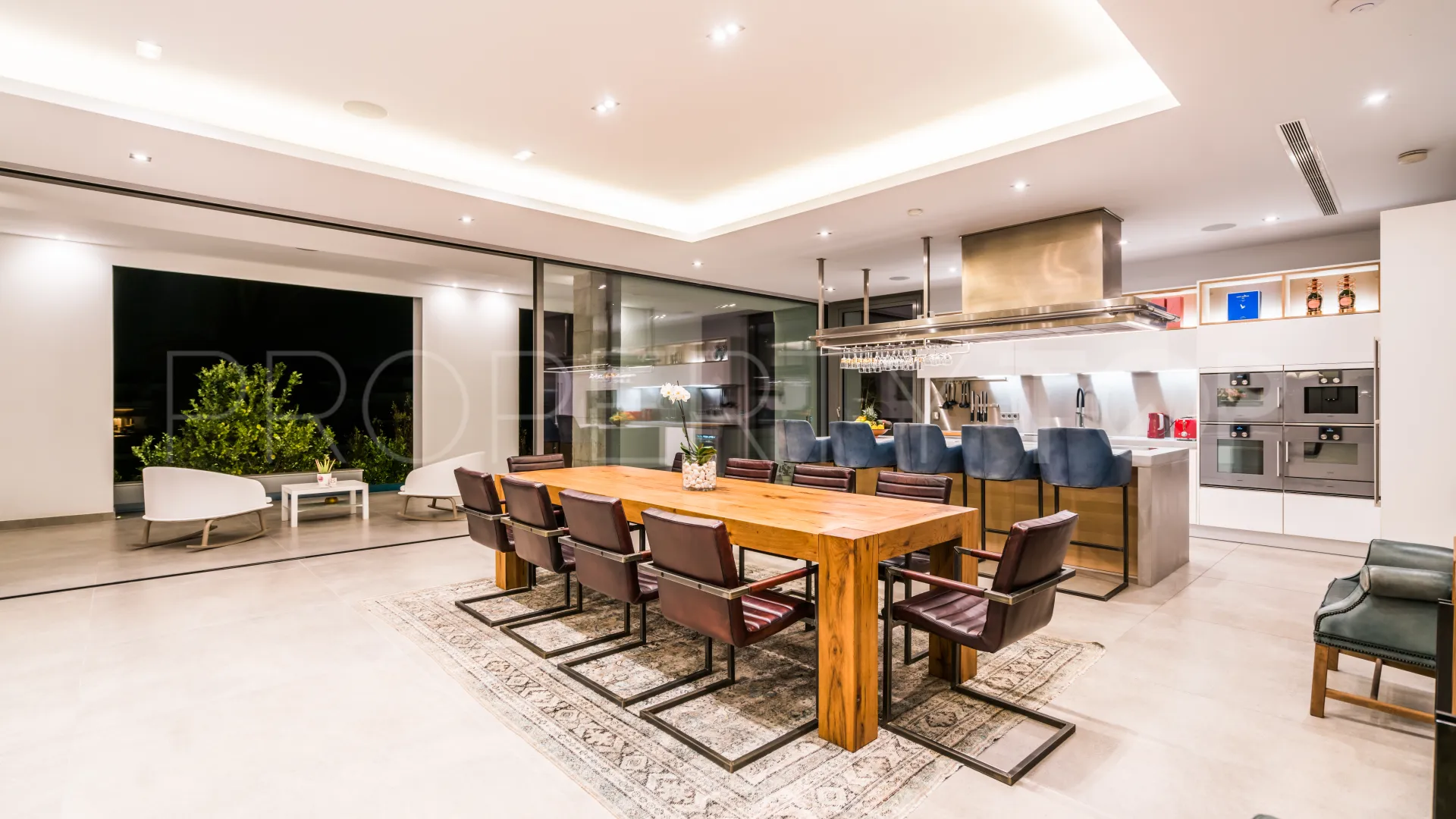 Villa en venta de 9 dormitorios en Nueva Andalucia