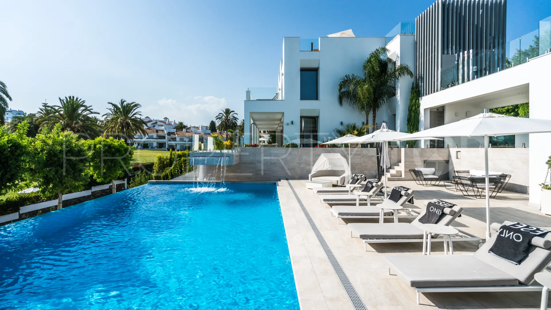 Villa en venta de 9 dormitorios en Nueva Andalucia
