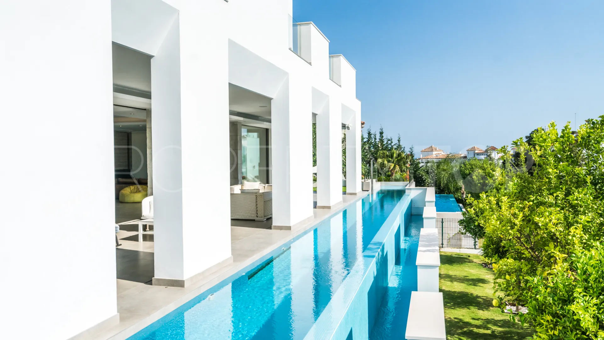 Villa en venta de 9 dormitorios en Nueva Andalucia