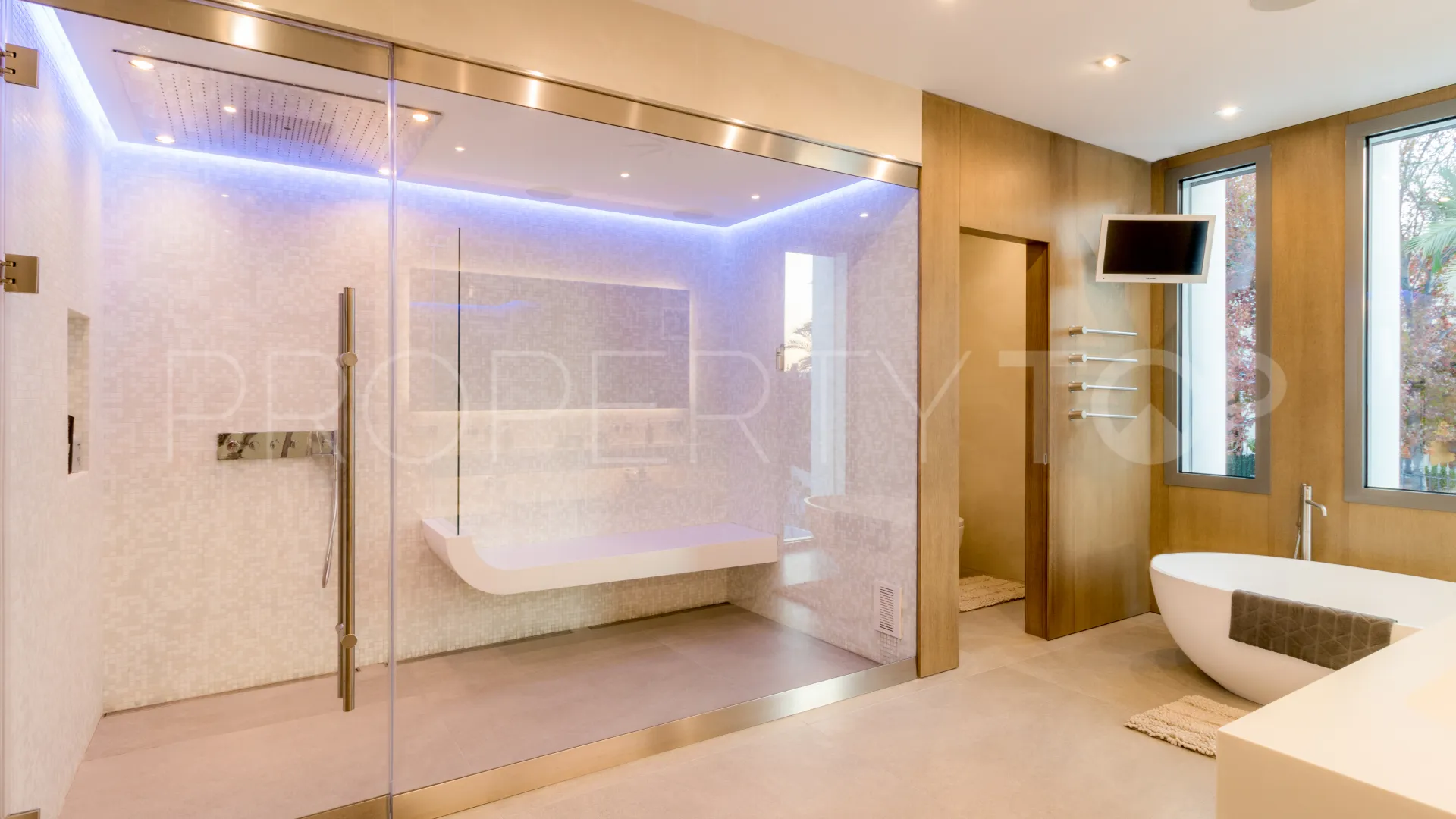 Villa en venta de 9 dormitorios en Nueva Andalucia